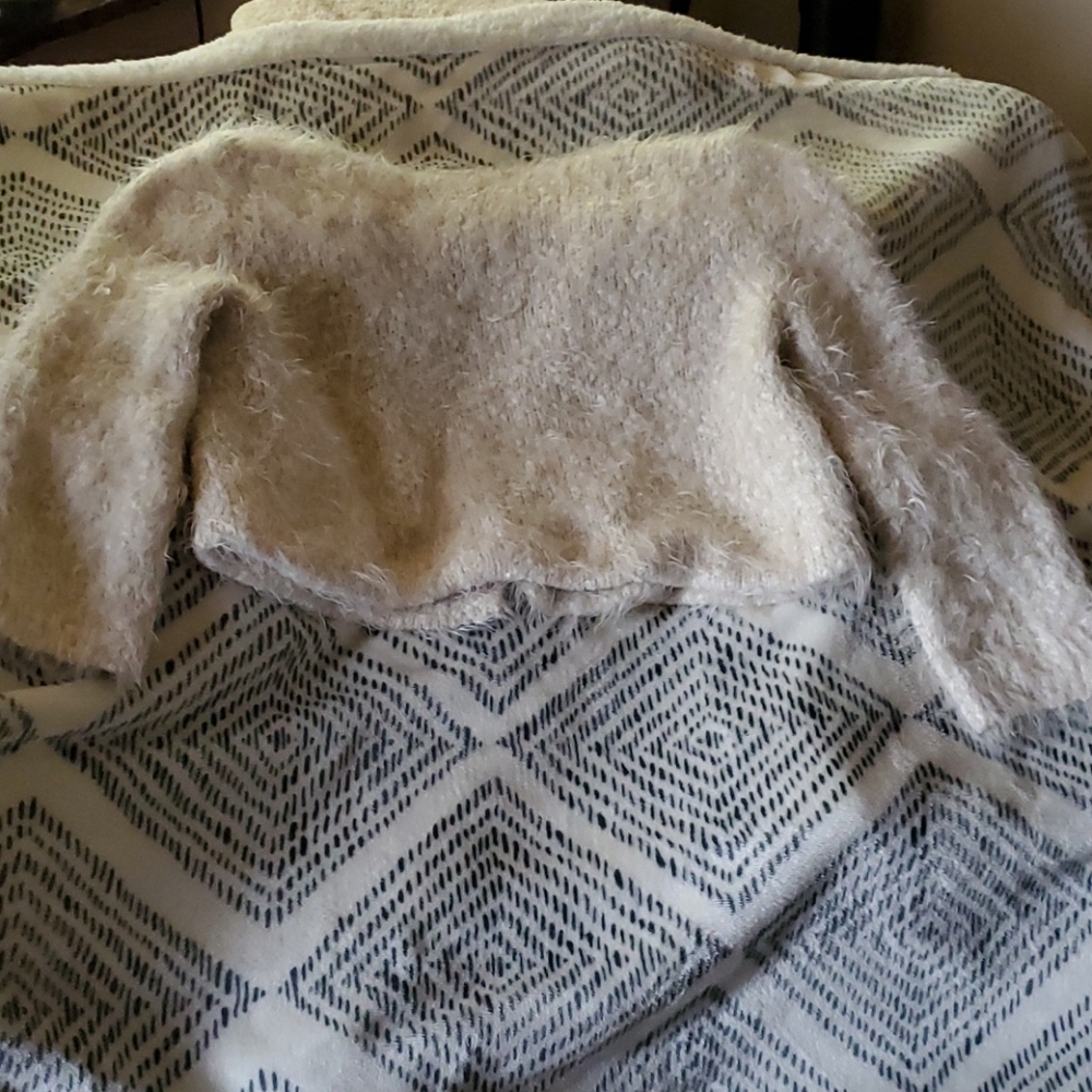 Knitted and knotted creme fuzzy cardigan Size S - Picture 10 of 11
